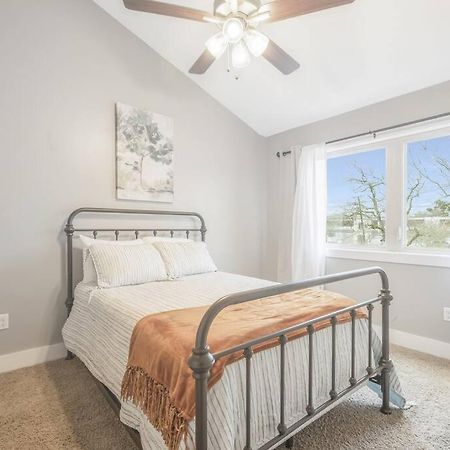 Cozy 2 Bed Townhome Near The Hospital Lafayette Esterno foto
