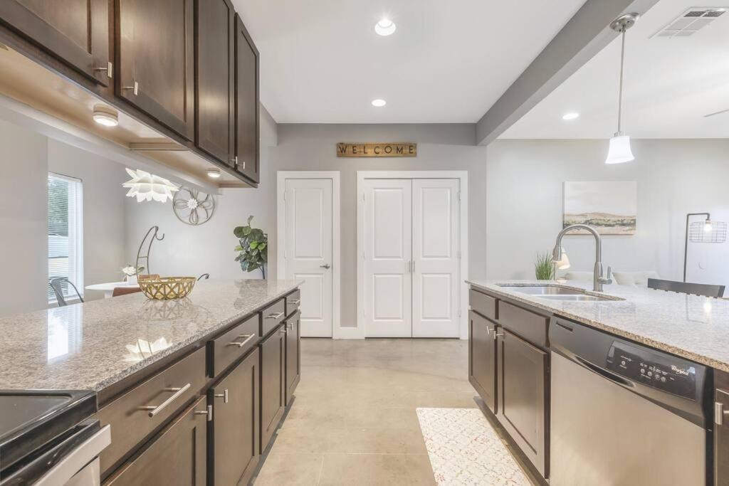 Cozy 2 Bed Townhome Near The Hospital Lafayette Esterno foto