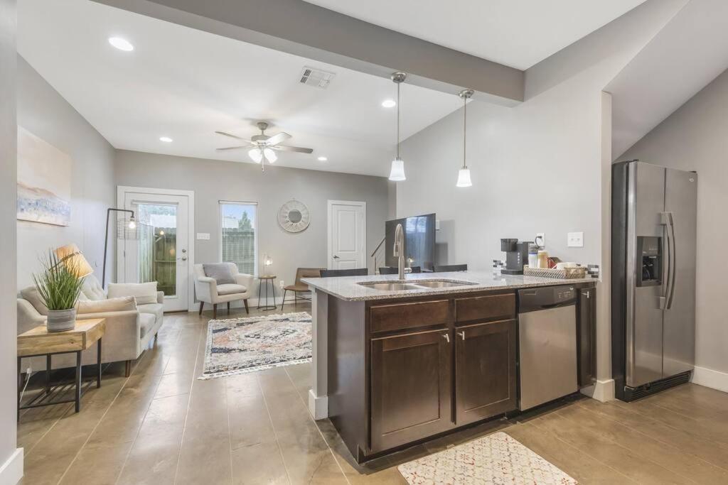 Cozy 2 Bed Townhome Near The Hospital Lafayette Esterno foto