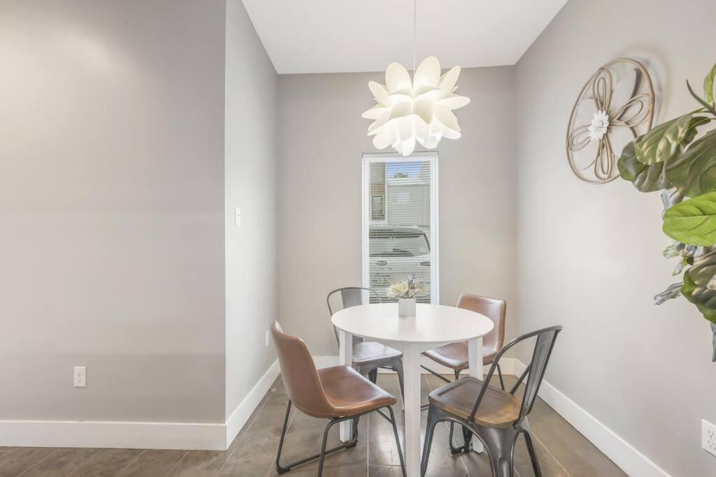 Cozy 2 Bed Townhome Near The Hospital Lafayette Esterno foto