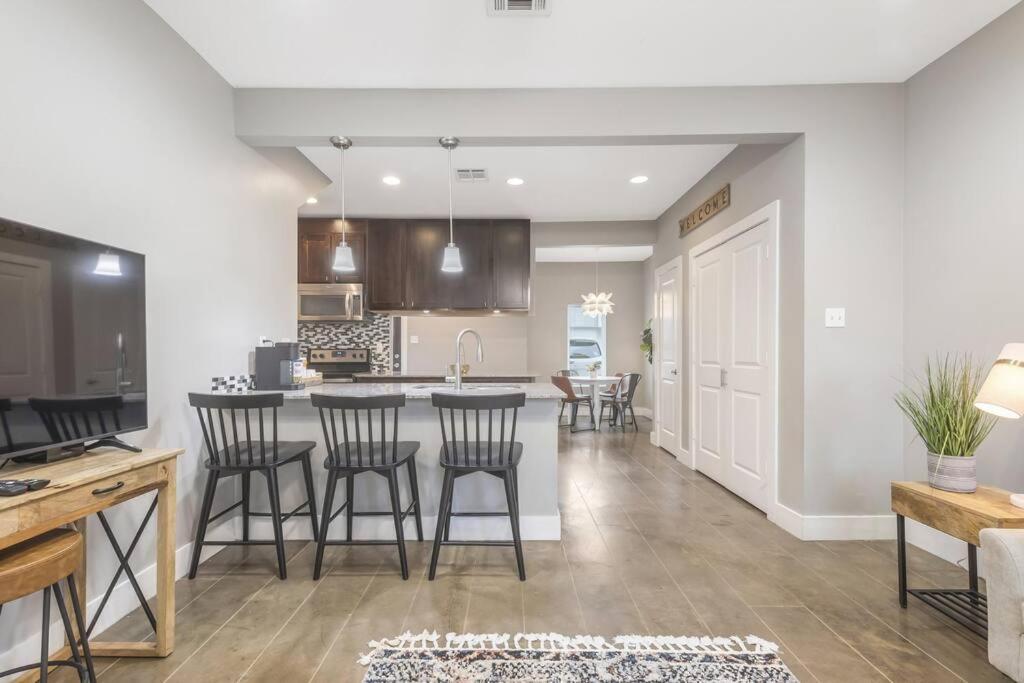Cozy 2 Bed Townhome Near The Hospital Lafayette Esterno foto