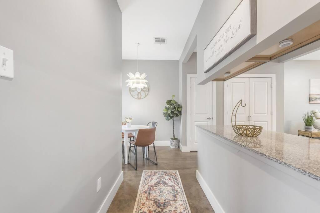 Cozy 2 Bed Townhome Near The Hospital Lafayette Esterno foto