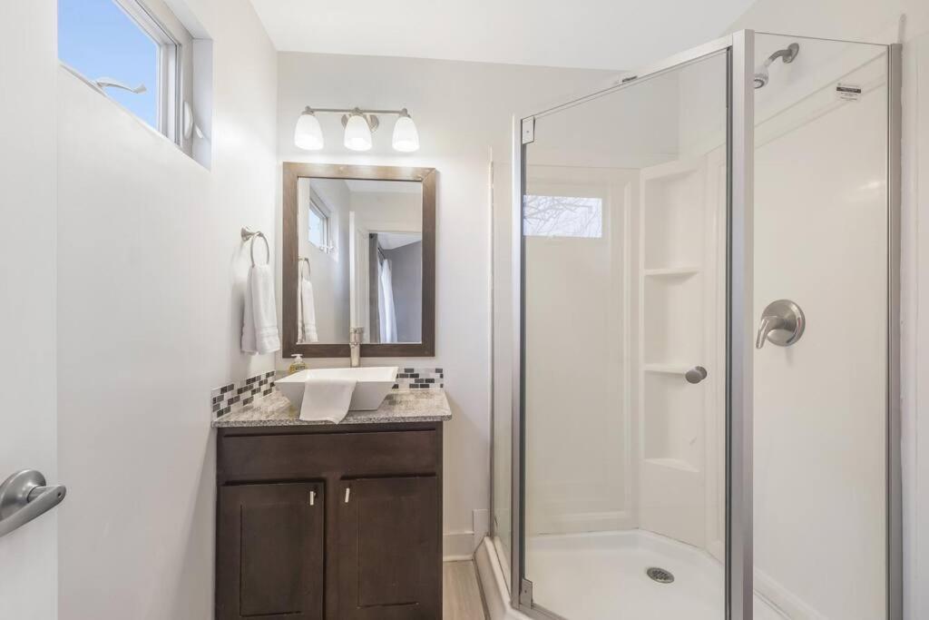 Cozy 2 Bed Townhome Near The Hospital Lafayette Esterno foto