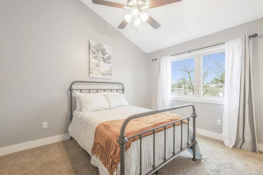Cozy 2 Bed Townhome Near The Hospital Lafayette Esterno foto