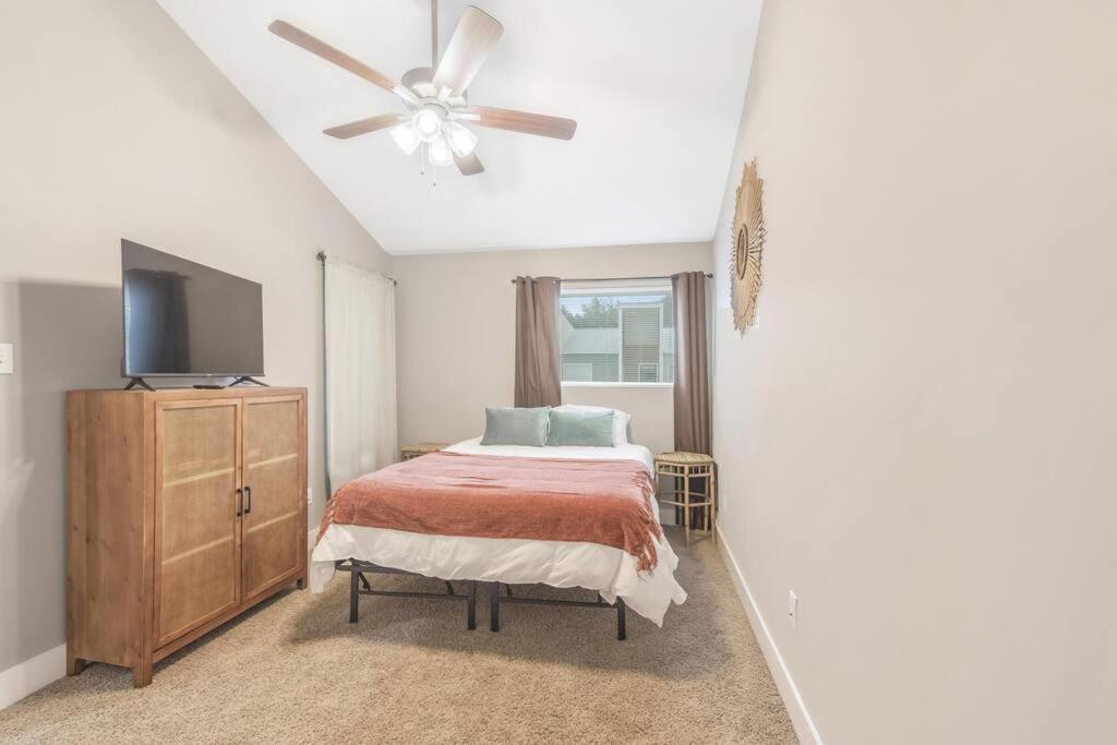 Cozy 2 Bed Townhome Near The Hospital Lafayette Esterno foto