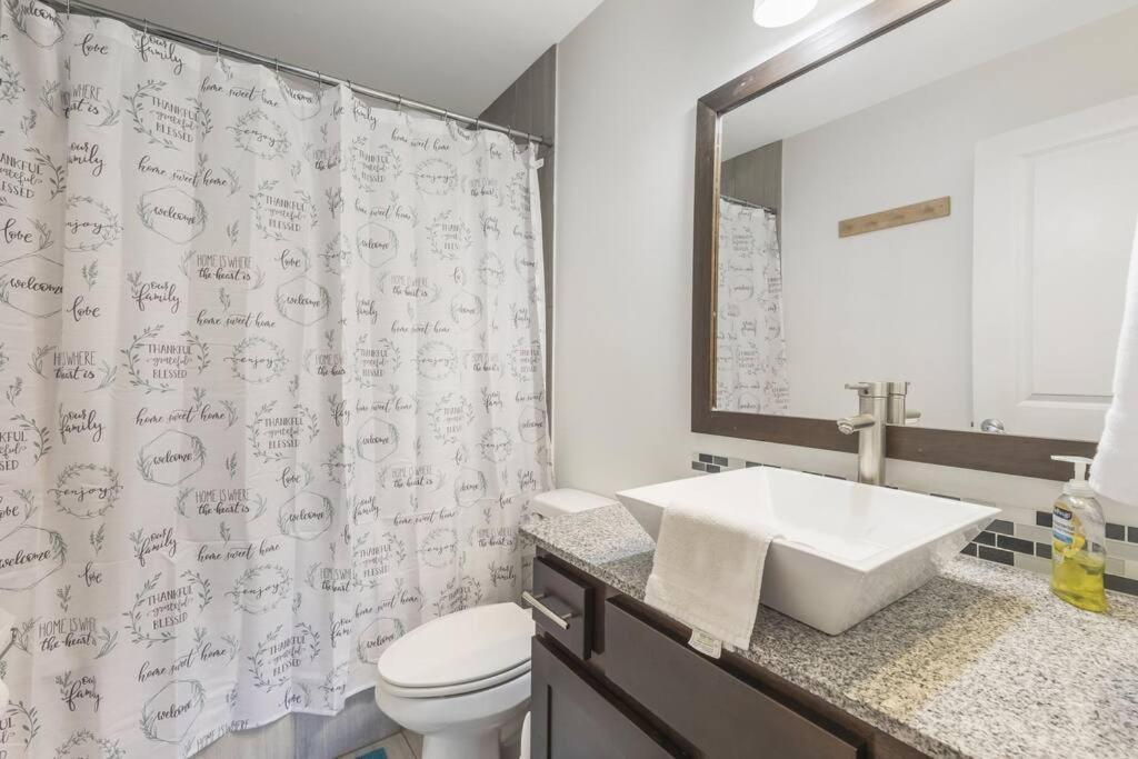 Cozy 2 Bed Townhome Near The Hospital Lafayette Esterno foto
