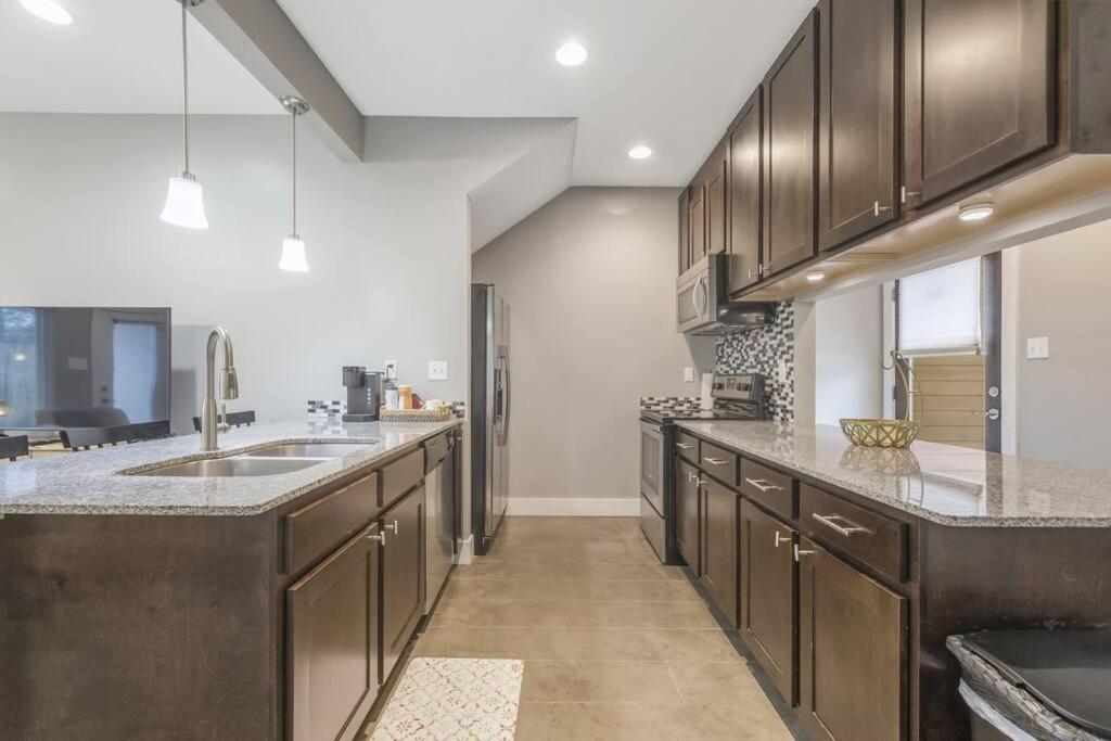 Cozy 2 Bed Townhome Near The Hospital Lafayette Esterno foto